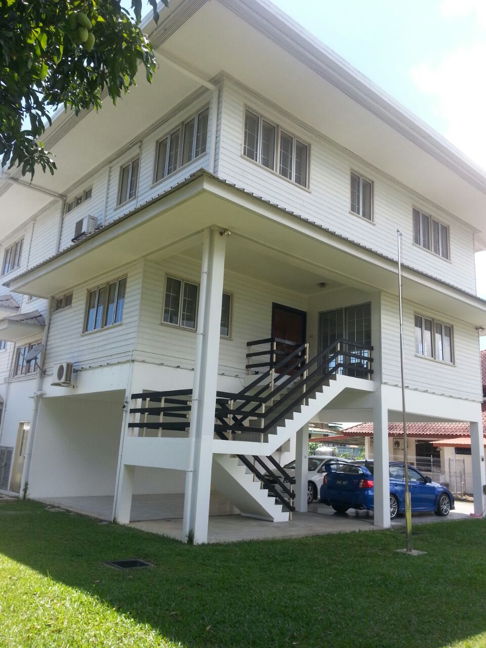 3 STOREY DETACHED FOR RENT